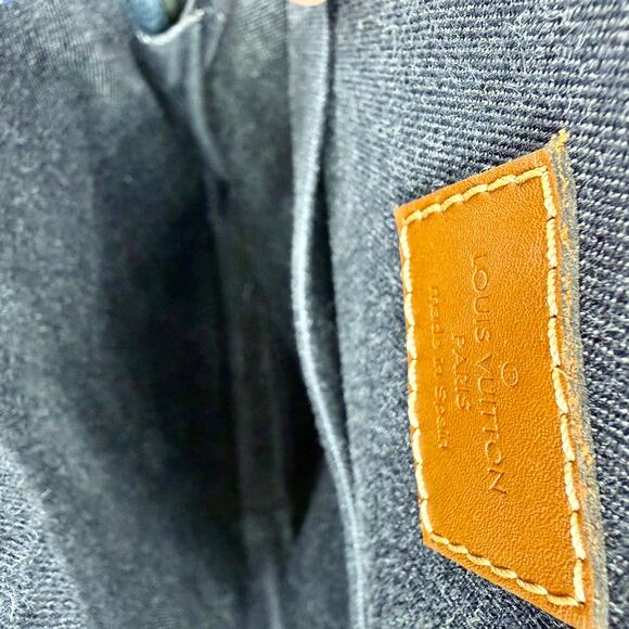 Louis Vuitton Avenue Sling Body Bag - Picture 5 of 5